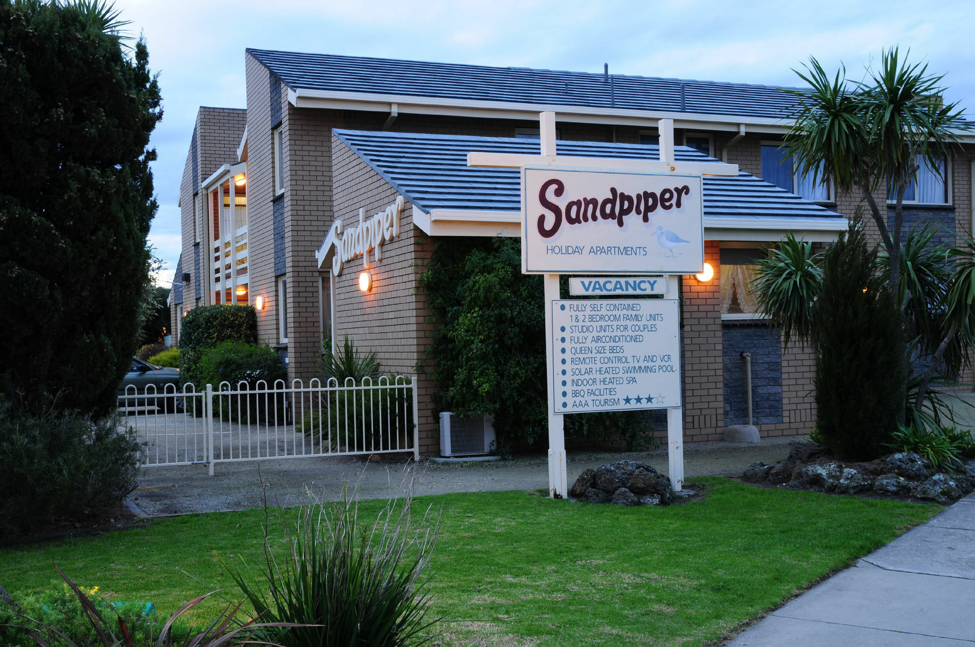 Sandpiper Holiday Apartments Лейкс Ентранс Екстериор снимка