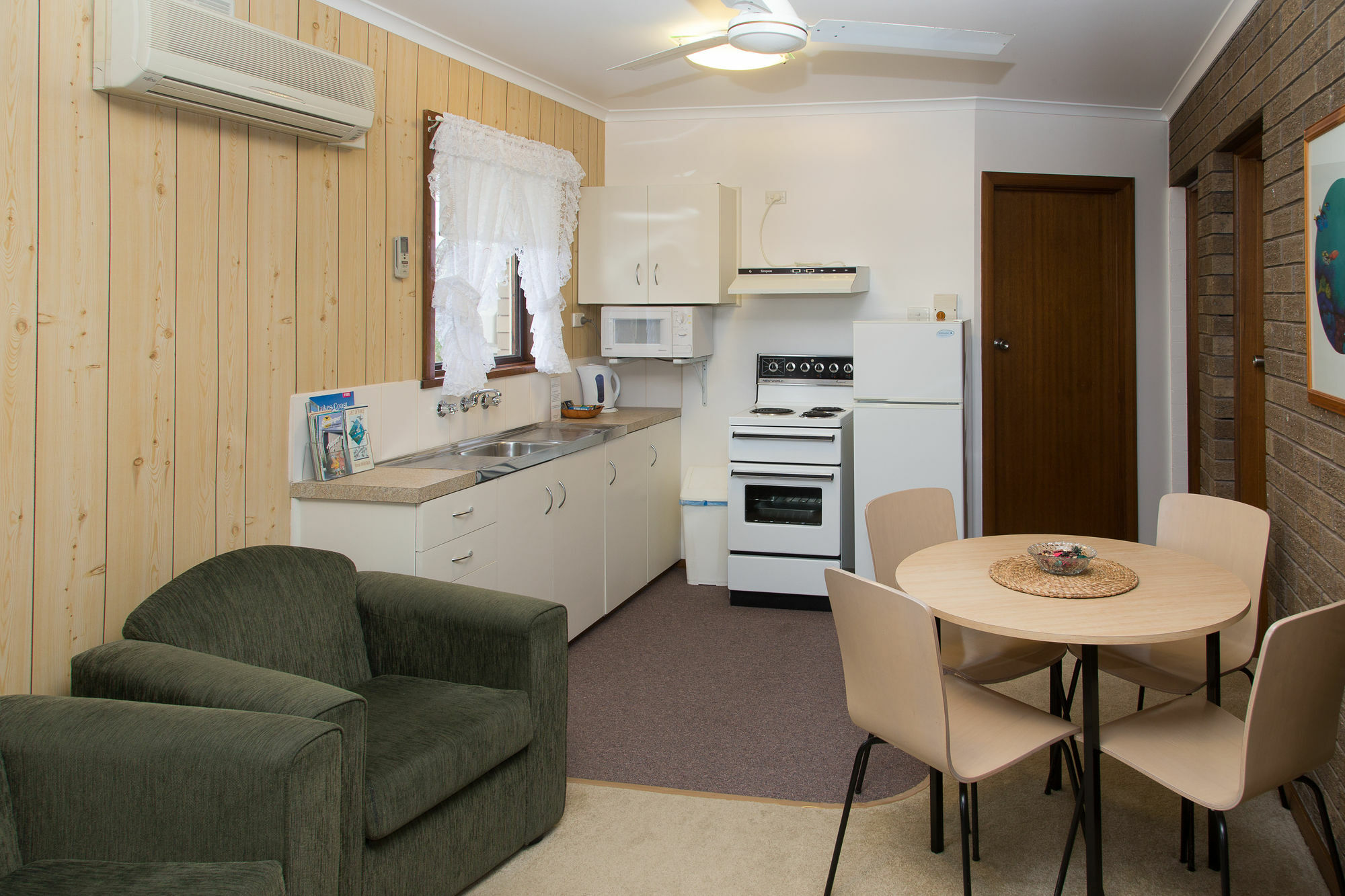 Sandpiper Holiday Apartments Лейкс Ентранс Екстериор снимка